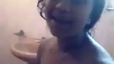 Tamil maid goes naked in bathroom viral video