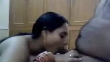 Desi sex blog presents mature bhabhi hot blowjob session