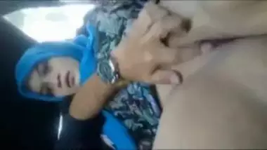 Finger Fucking Sexy Muslim Bhabhi In Car