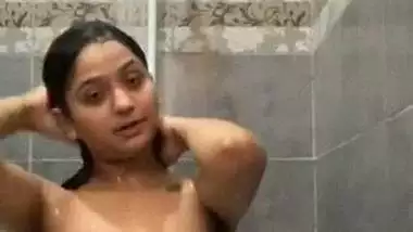 Pakistani teenage girl bathing selfie footage leaks