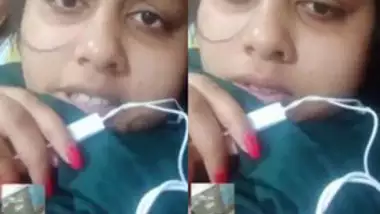 Hot look Desi Clg Girl Showing her Boobs on Video Call New Leaked Mms