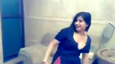 Pakistani Randis performing mujra for customer in hotel room