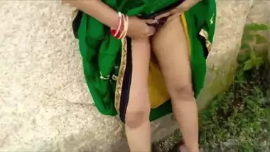 Indian aunty in green saree exposing herself in front of the camera