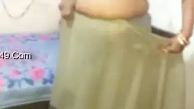 Xxxvfieo - Indian video Desi Aunty Washing Clothes And Flashing Pussy In Saree