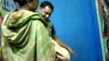 Desi aunty fucking her lover in photo studio