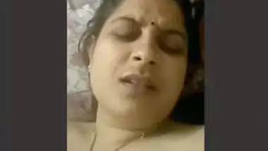 Sexy Bhabhi Showing On Video Call 2 Clips Part 1