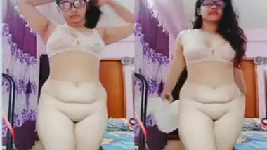 Nerdy Desi coed with big sexy booty finds XXX thing to earn money