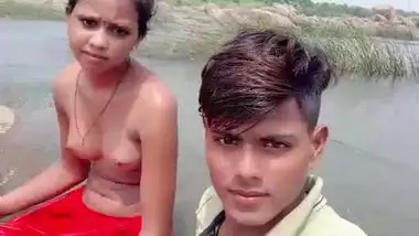 Dehati Desi XXX lovers enjoying outdoor sexy bathing on selfie cam MMS