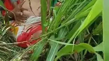 Old man fucks his hot Desi wife in the grass for amateur XXX video