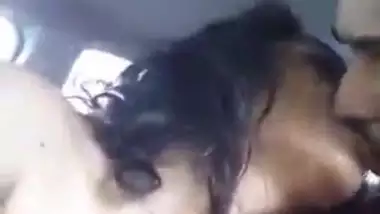 Indian Gf gives a oral to Boyfriend in the car