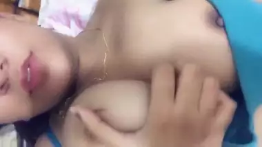 Desi Girl Flaunting Her Big Boobs On Cam