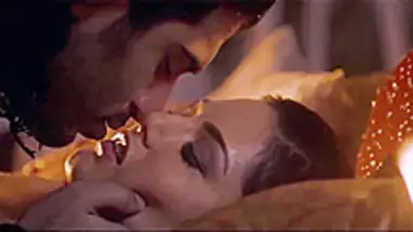Sunny Leone Honeymoon Sex Scene - Indian video Hot Scenes From The Movie Sunny Leone