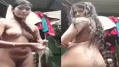 Indian girl nude bathing in village viral clip