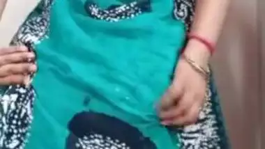 Desi mommy showing her huge butt and fingering...