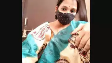 Desi BB ELiza Shows Boobs and Oil Massage On Live