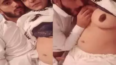 Paki wife boobs show and hubby sucking viral MMS