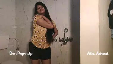 desi college girl Alia Advani in shower