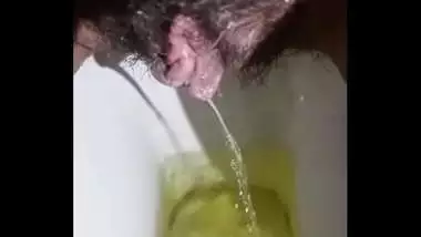 Indian Desi pissing