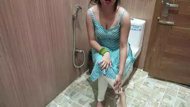 Indian bhabhi Hot Sex After Bath Under the Shower Sex urine Video with Hindi