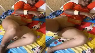 Mature slut pussy showing to customer for fucking